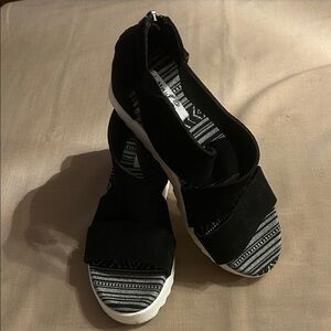 Very G Black Open-Toe Slip-On Sandals with Patterned Insole